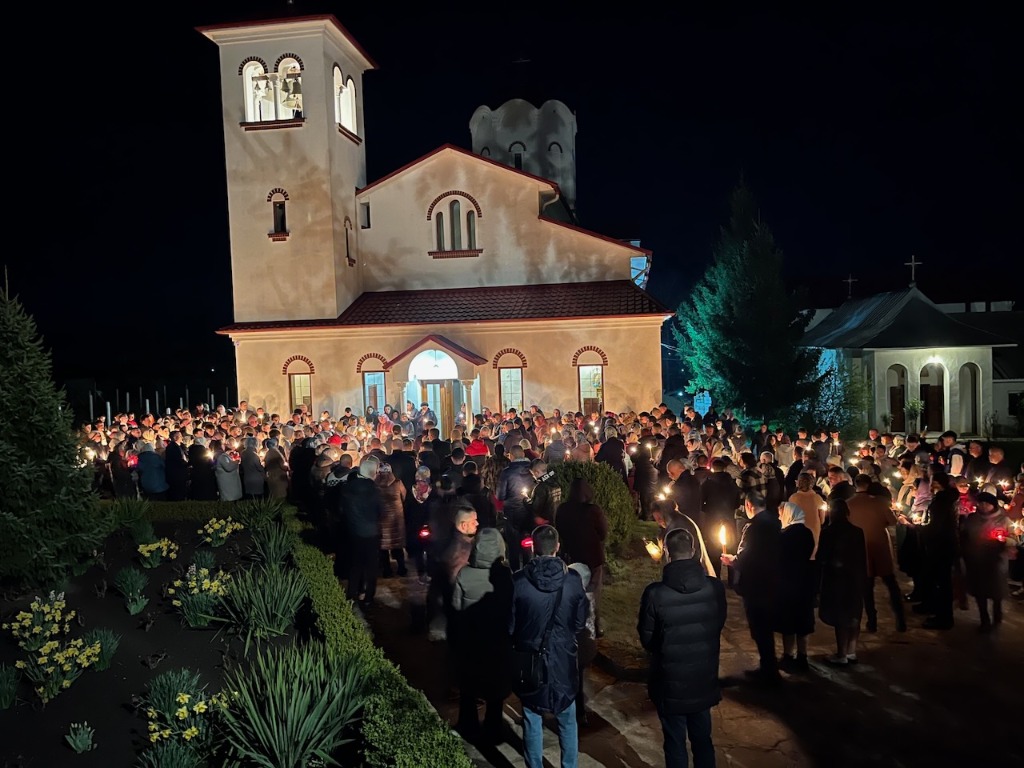Slujba de Paște la Mănăstirea Sireți
